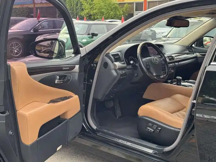 Фото 4 - Lexus LS