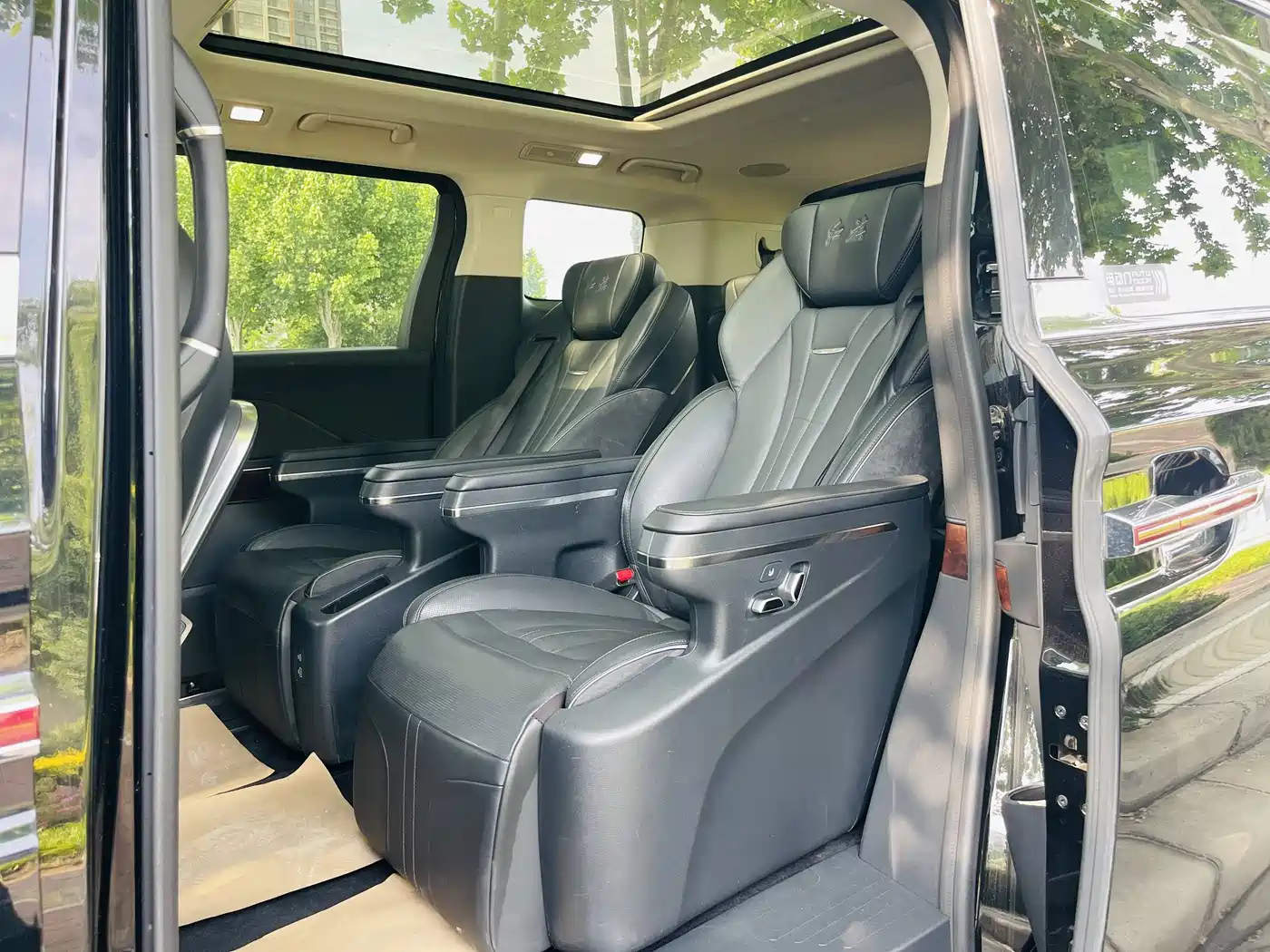 Hongqi HQ9 2023 2.0T Smart Connect Flag Enjoy Edition фото 23