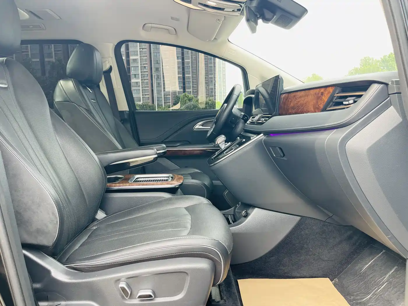 Hongqi HQ9 2023 2.0T Smart Connect Flag Enjoy Edition фото 25