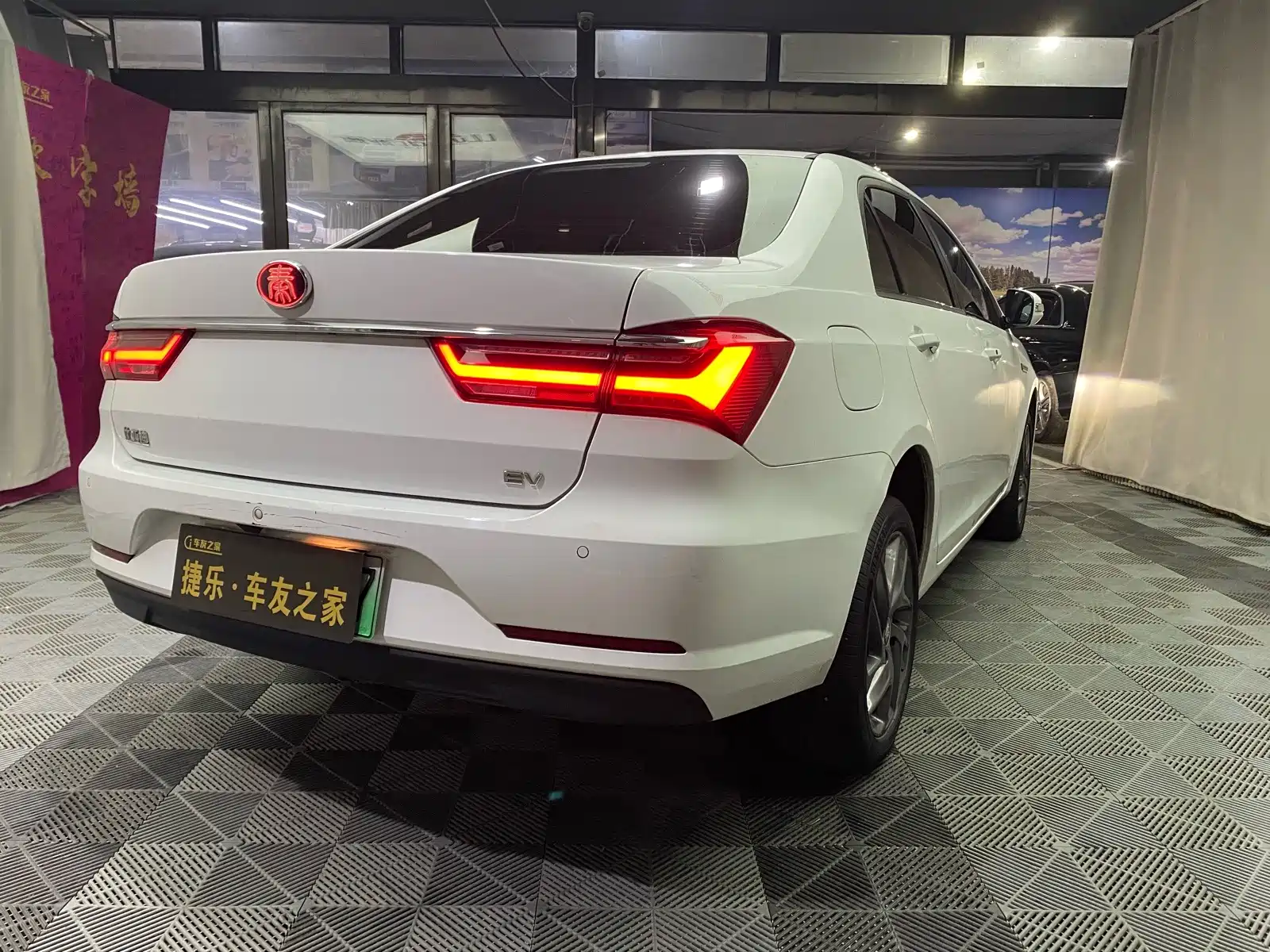 صورة 6 - BYD Qin New Energy