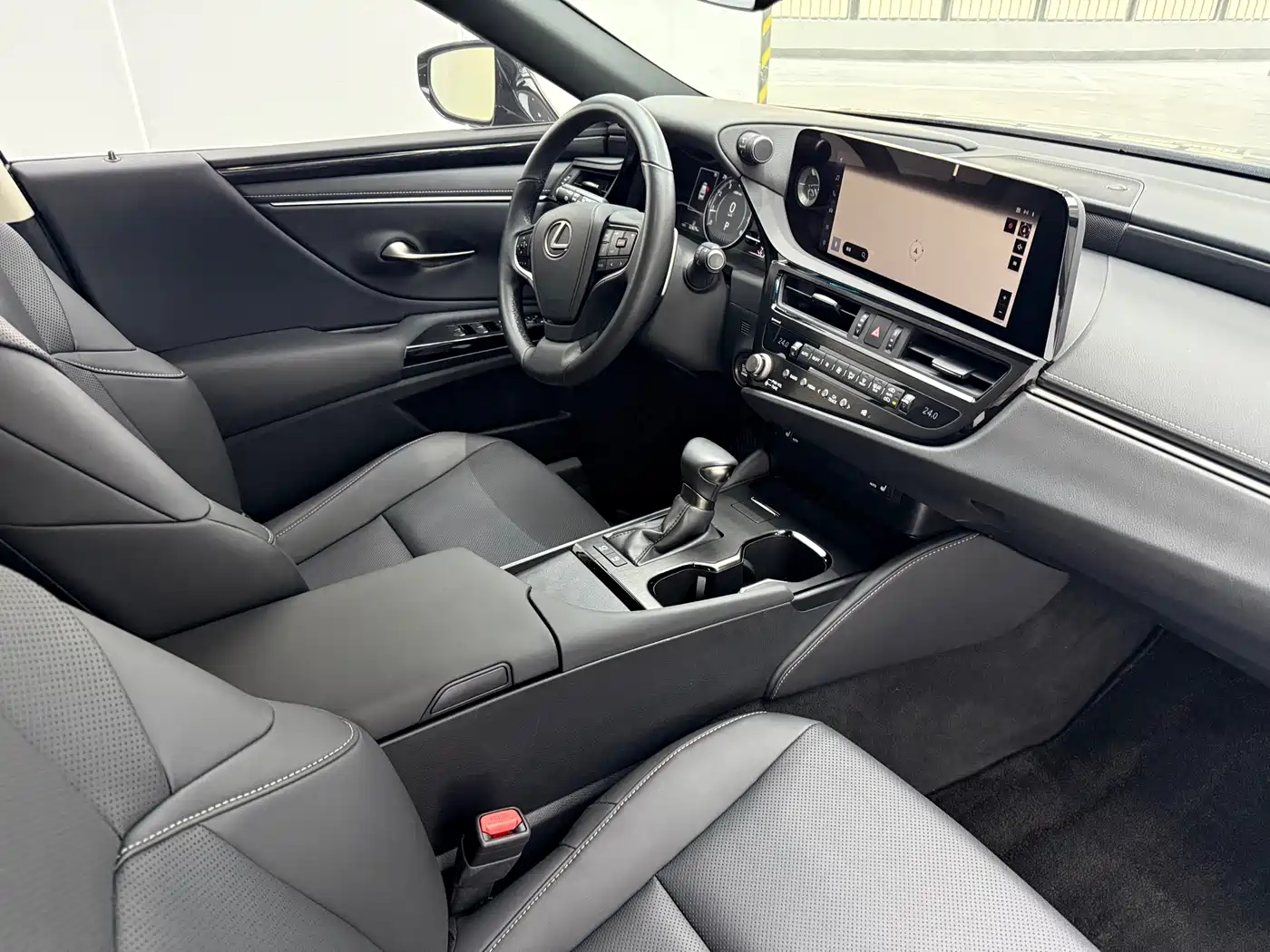 Lexus ES 2022 200 Excellence Edition фото 9