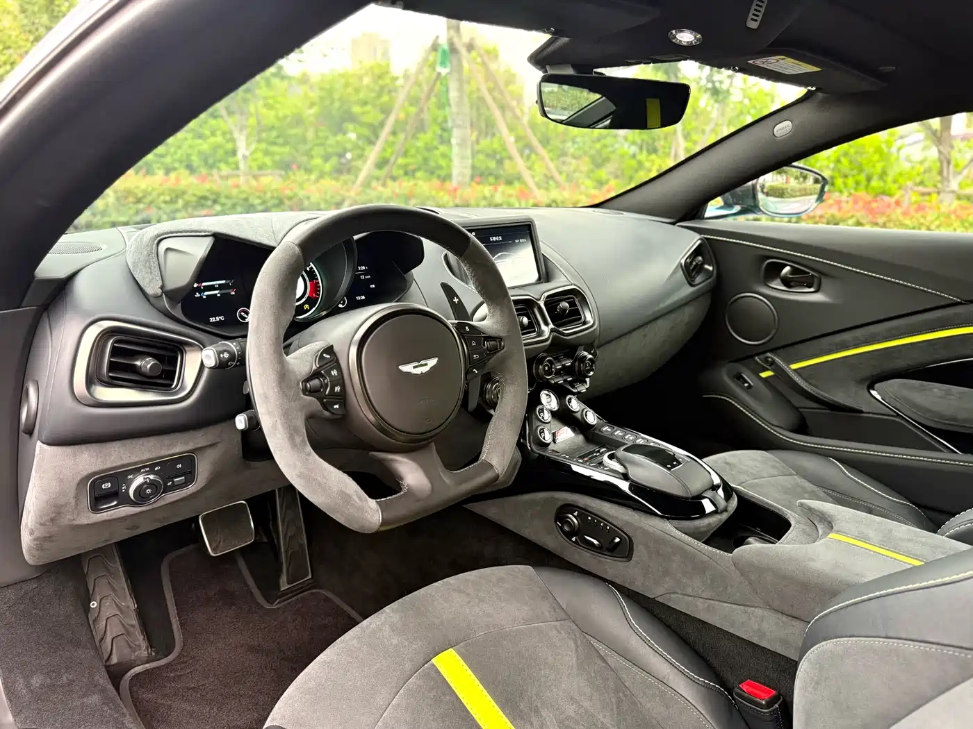 Aston Martin V8 Vantage 2022 4.0T V8 F1 Edition Coupe фото 4