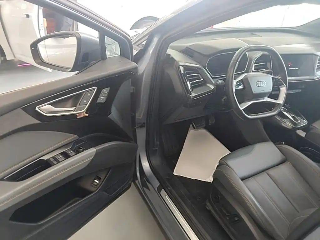 Photo 16 - Audi Q4 e-tron