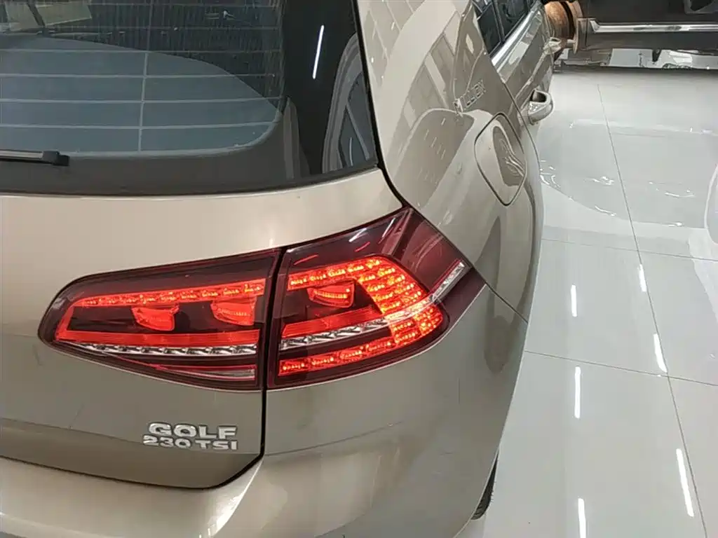 Volkswagen Golf 2017 230TSI Auto Luxury Millionth Anniversary Edition фото 8