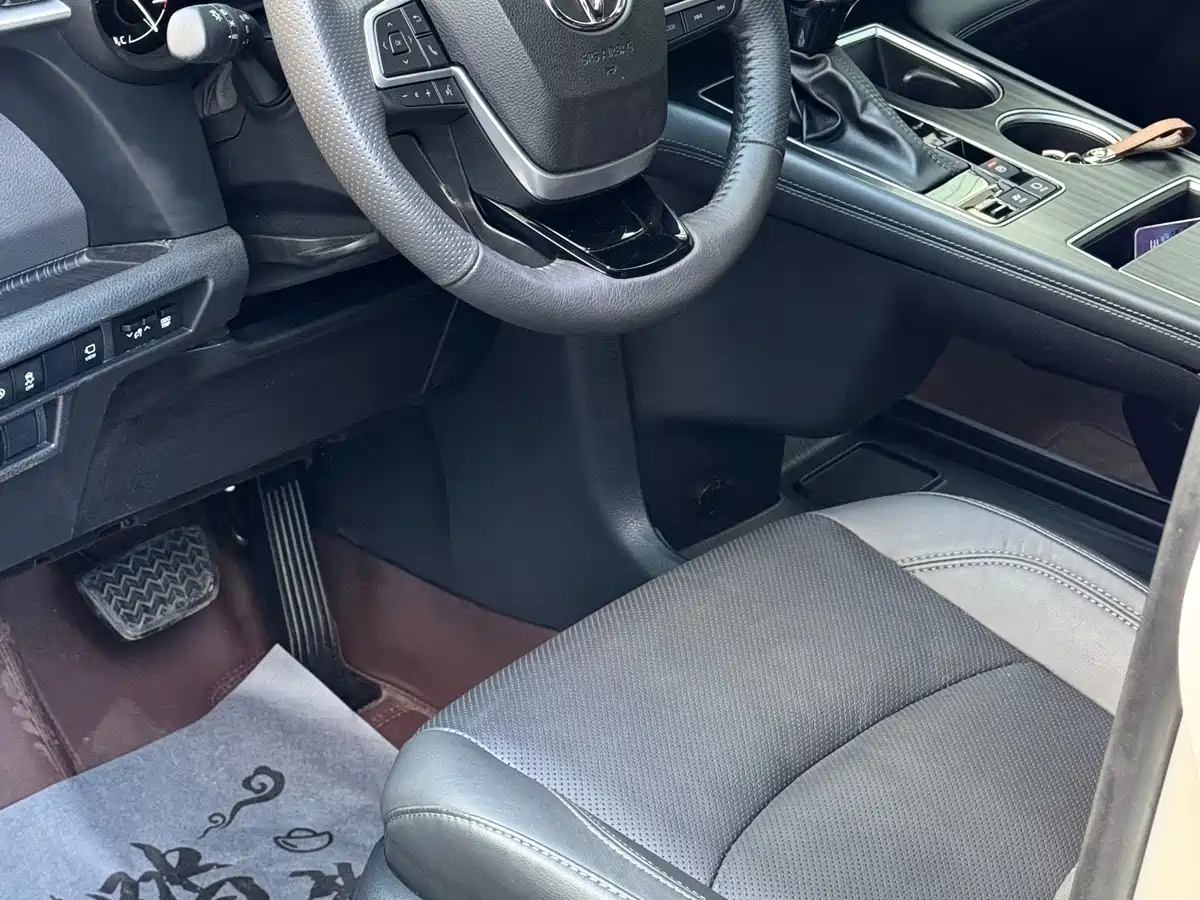 Toyota Sienna 2024 2.5L Hybrid Premium Edition фото 4