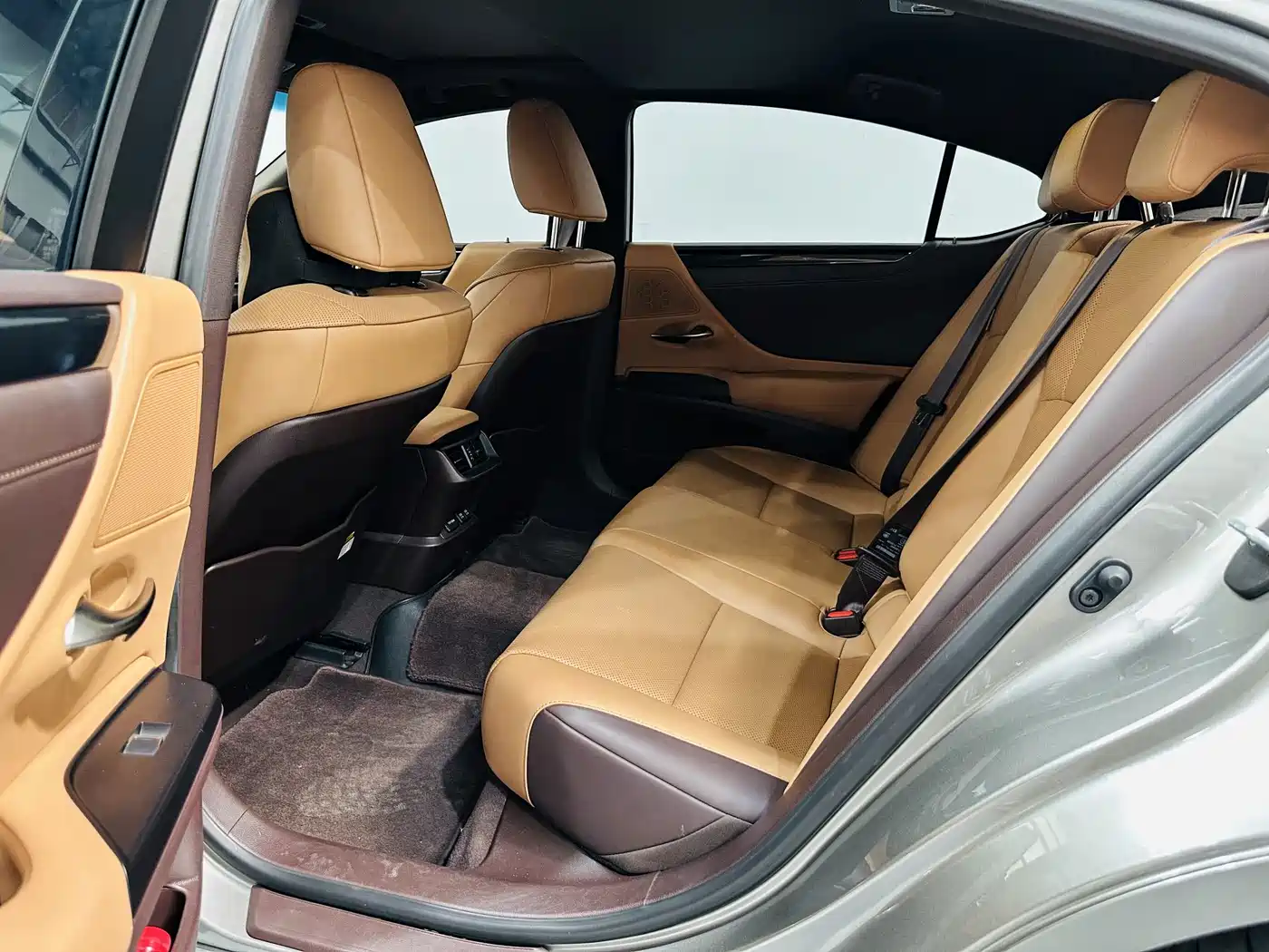 Фото 8 - Lexus ES