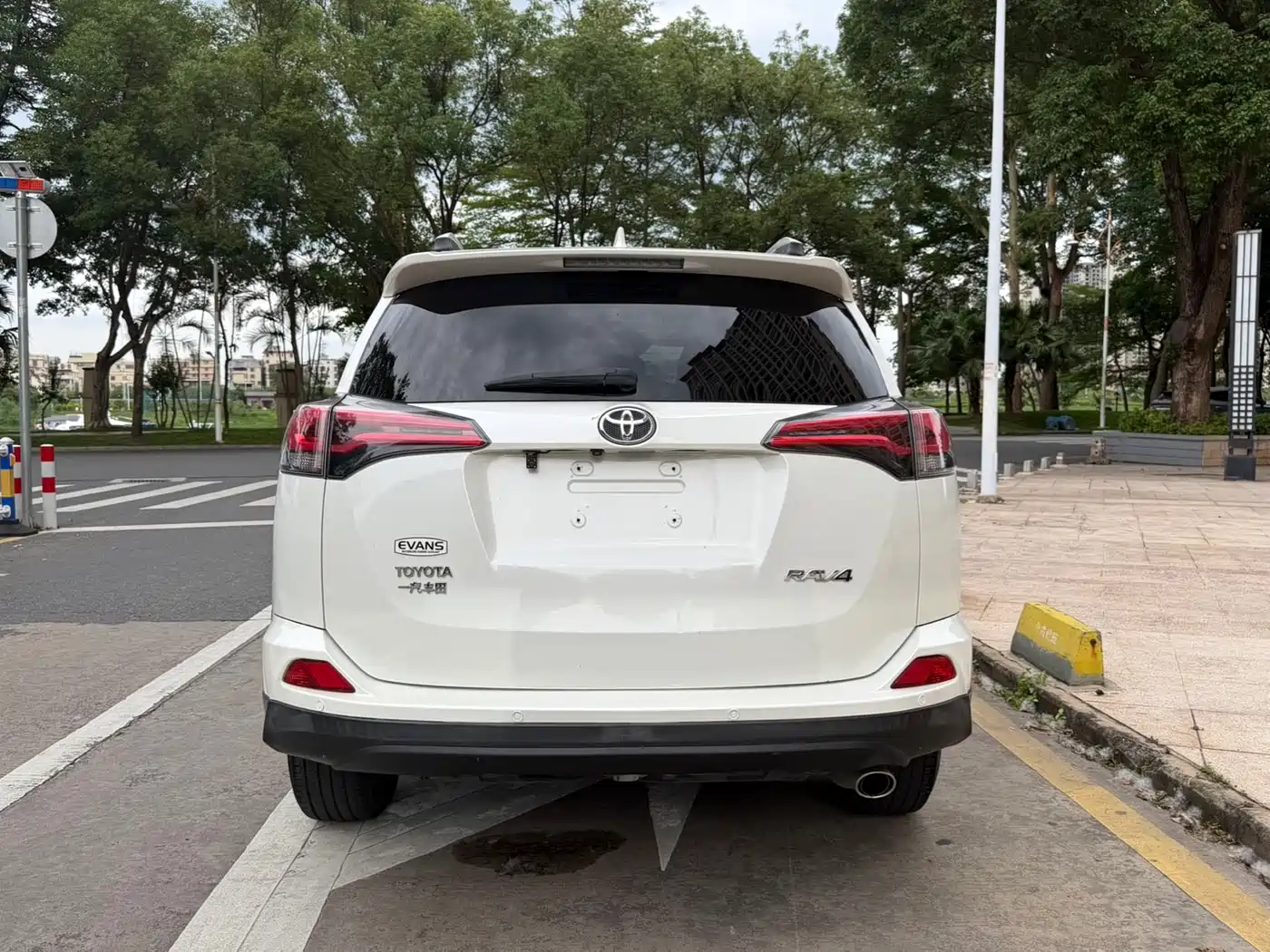 Toyota RAV4 Rongfang 2016 2.0L CVT 2WD Trend (China V) фото 8