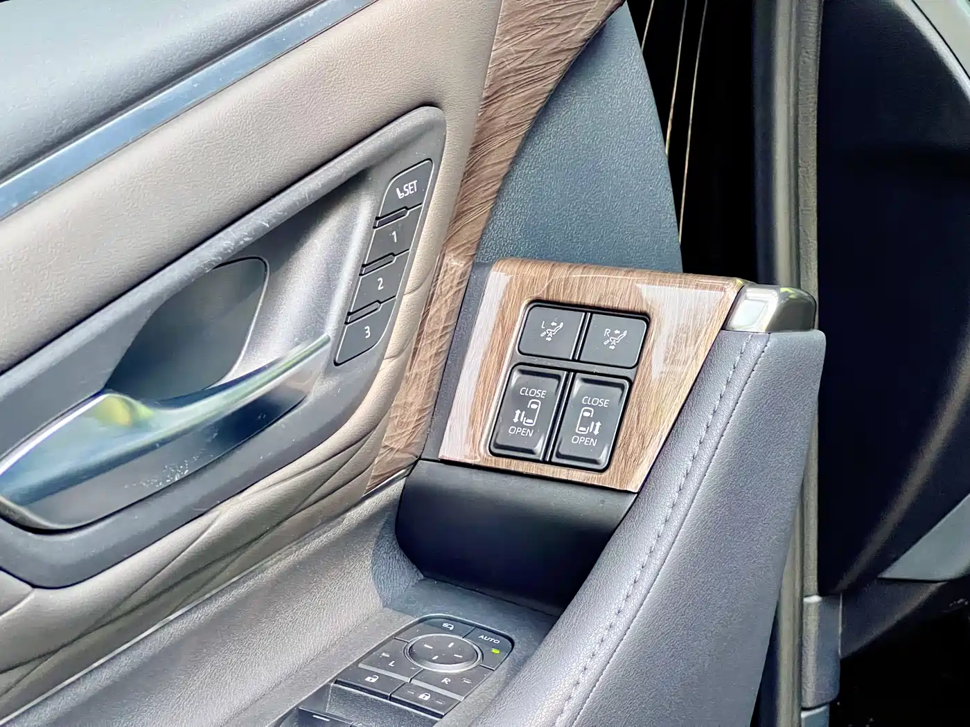 Toyota Vellfire 2024 Crown Hybrid 2.5L Premium Edition фото 21