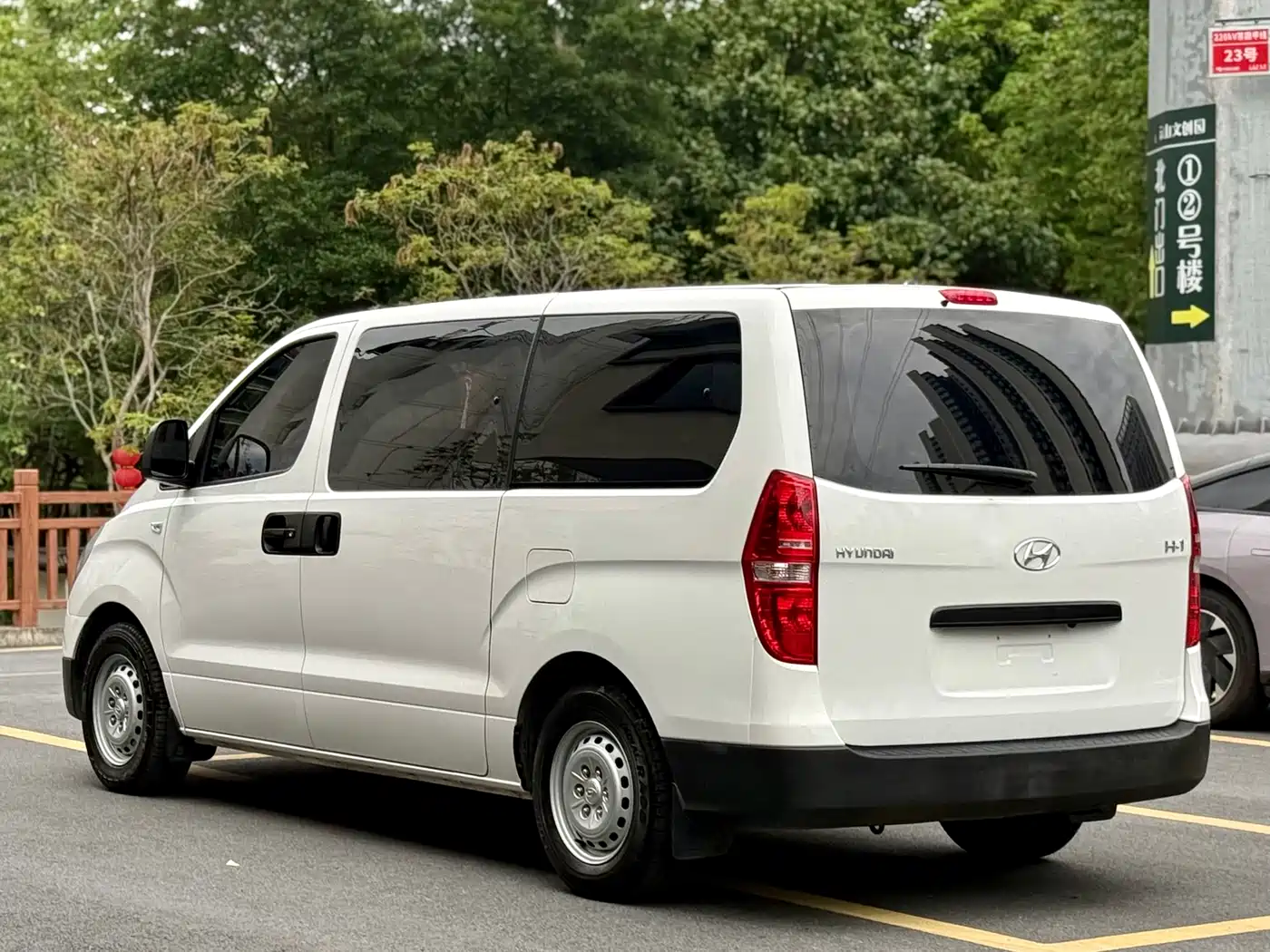 Hyundai H-1 Grand Starex 2011 2.4L Comfort Edition фото 7