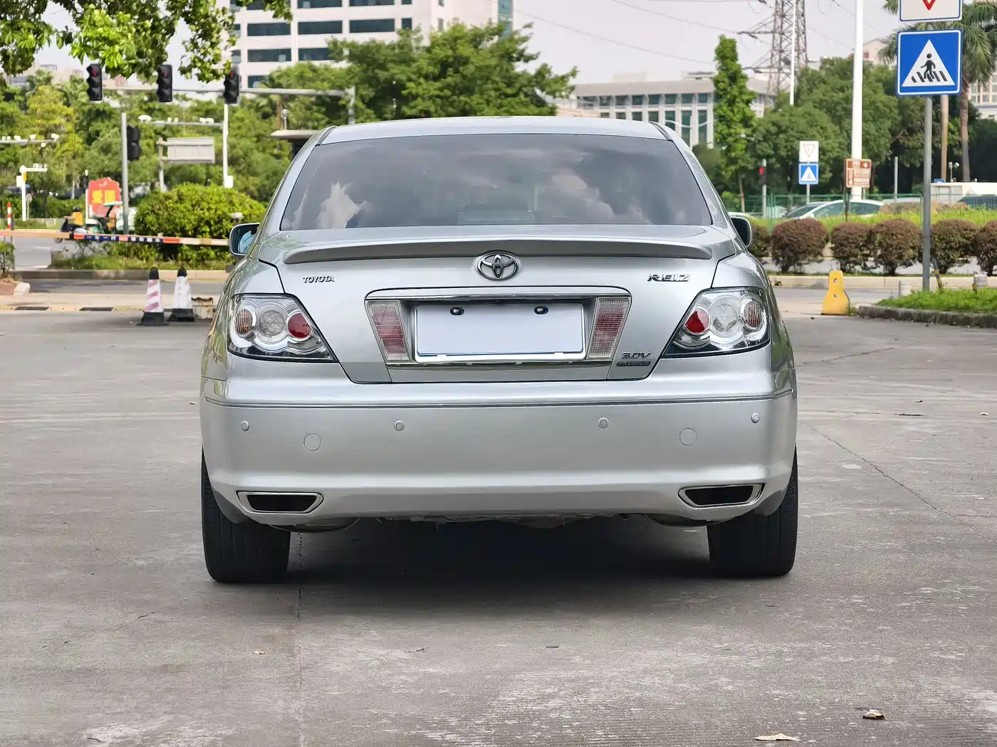 Фото 24 - Toyota Reiz