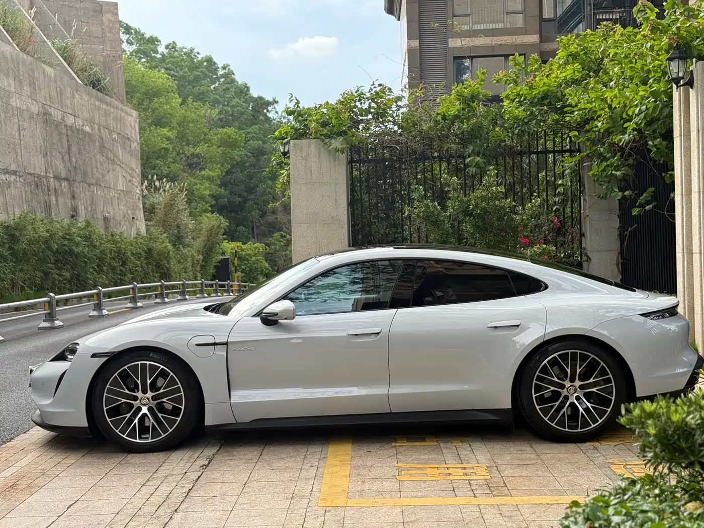 Porsche Taycan 2022 Facelift Taycan фото 4
