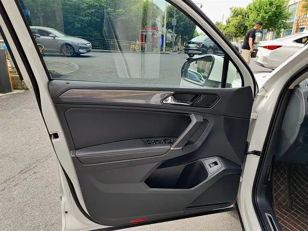 Volkswagen Tiguan L 2021 380TSI Automatic 4WD R-Line Premium 7-seater фото 6