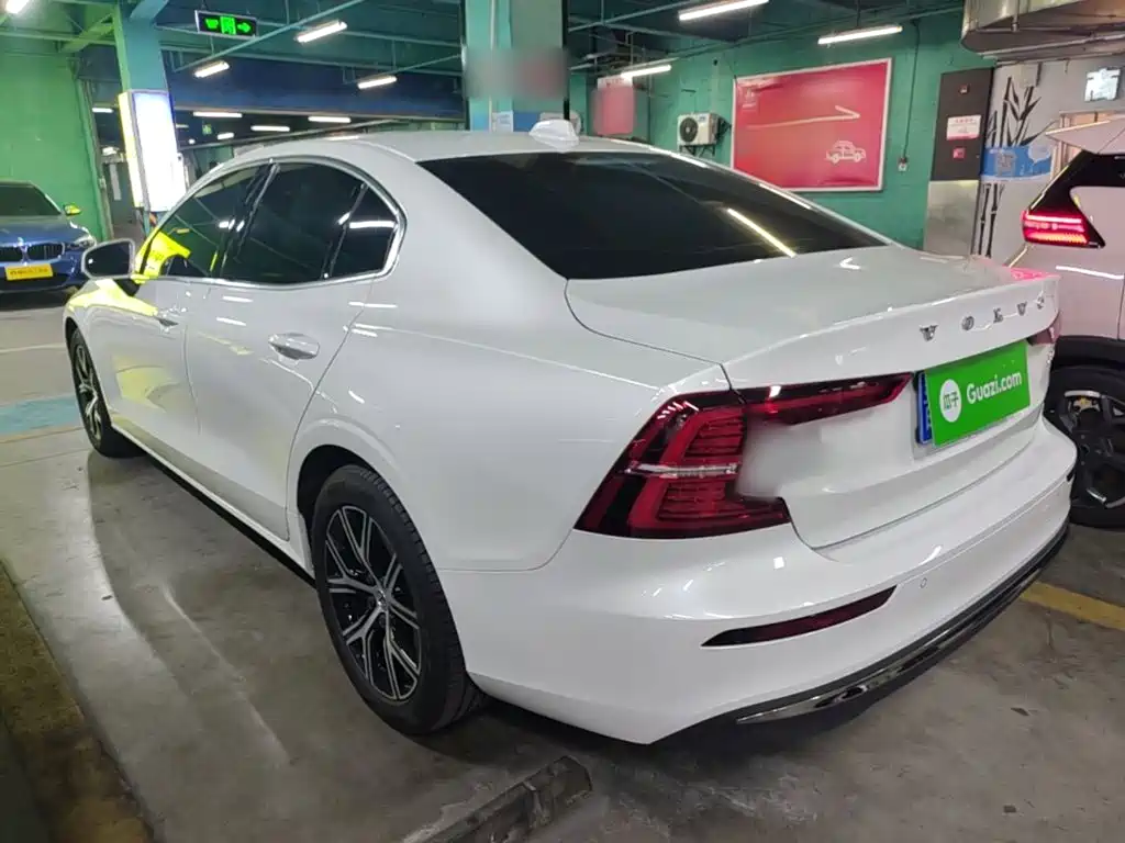 Volvo S60 2026 2025 B4 Smart Luxury Edition