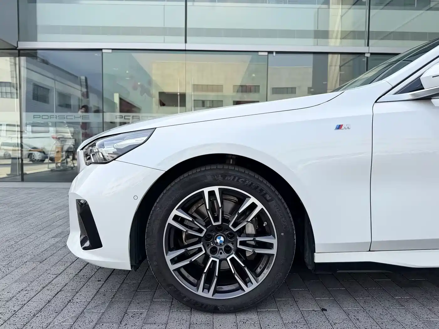 BMW 5 Series 2025 530Li Leading M Sport Package фото 4