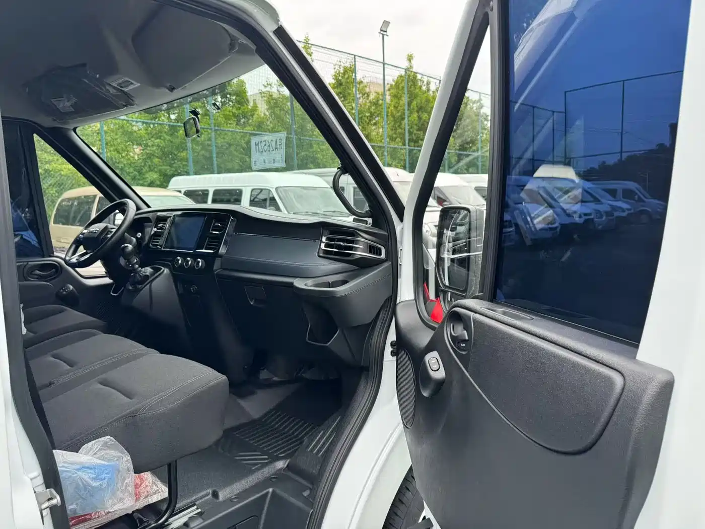 Jiangling JMC Fushun 2025 2025 Model 2.0T 6MT Diesel Short Wheelbase Medium Roof Commercial MPV 5/6 Seats