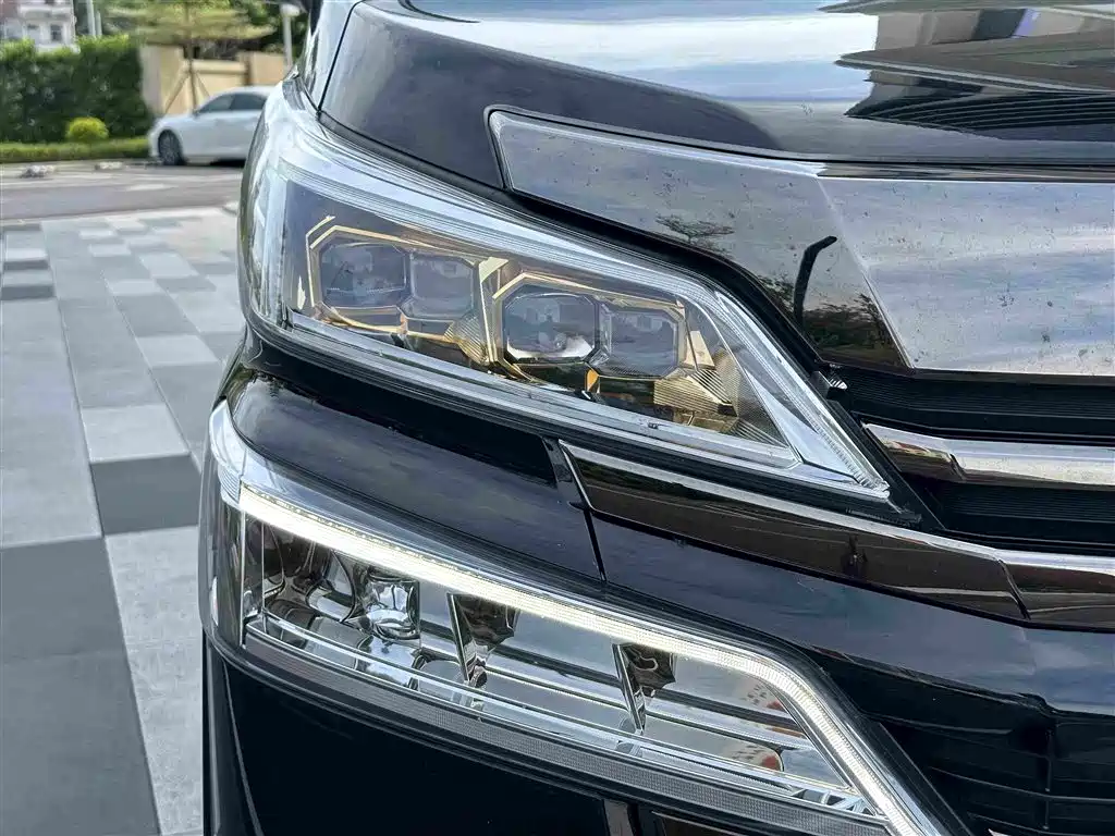 Фото 18 - Toyota Vellfire