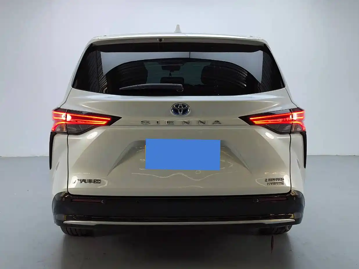 Toyota Sienna 2023 2.5L Hybrid Premium Edition фото 3