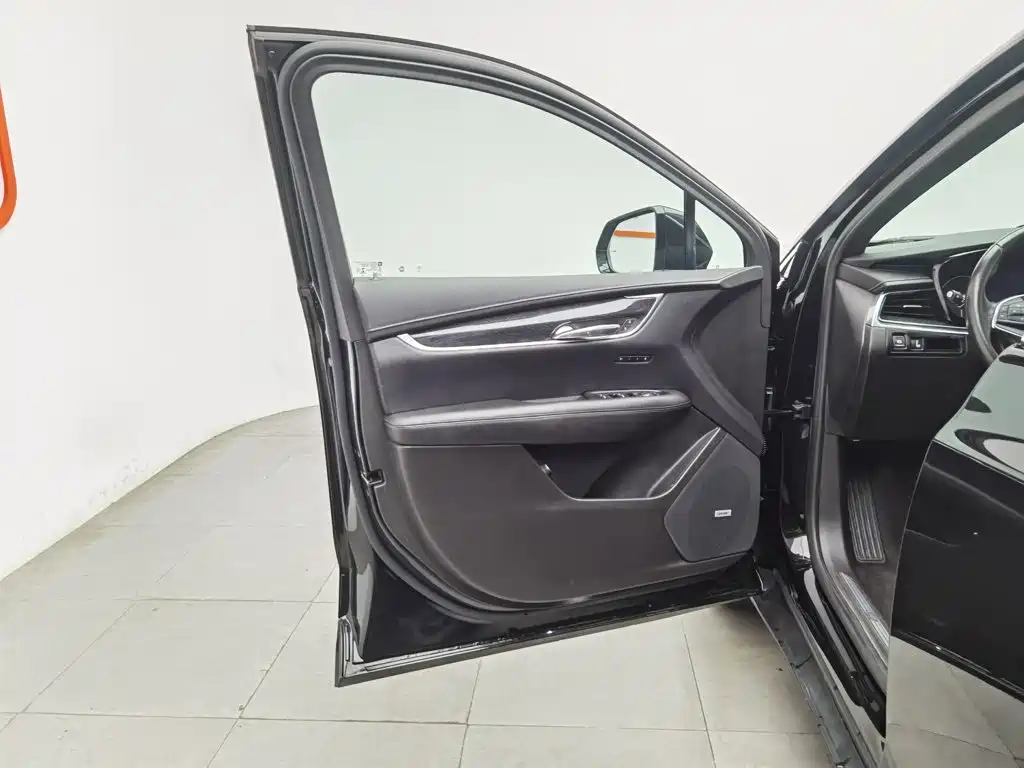 Photo 8 - Cadillac XT5