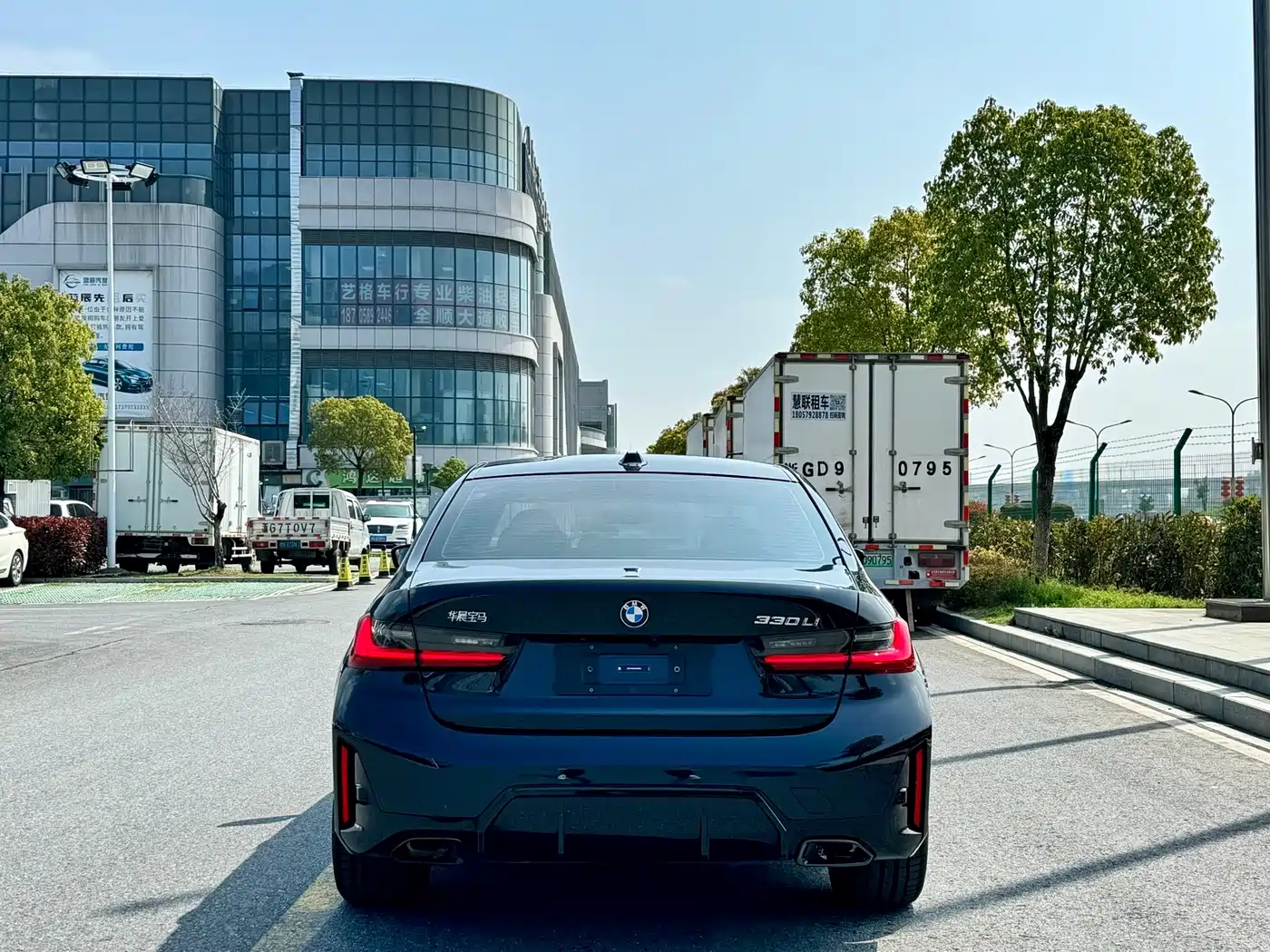 BMW 3 Series 2025 330Li M Sport Night Edition фото 15