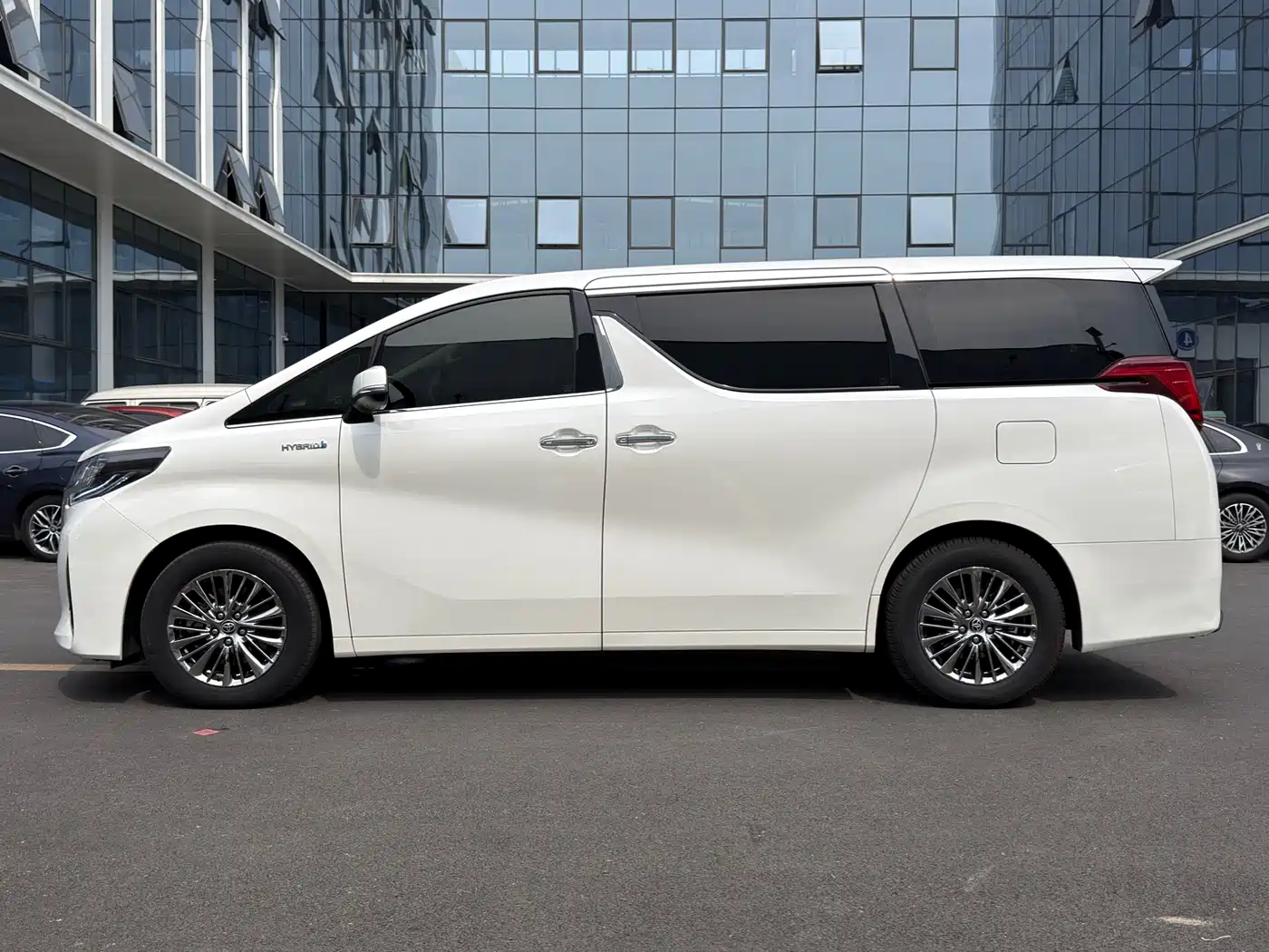 Toyota Alphard 2021 Hybrid 2.5L Luxury фото 3