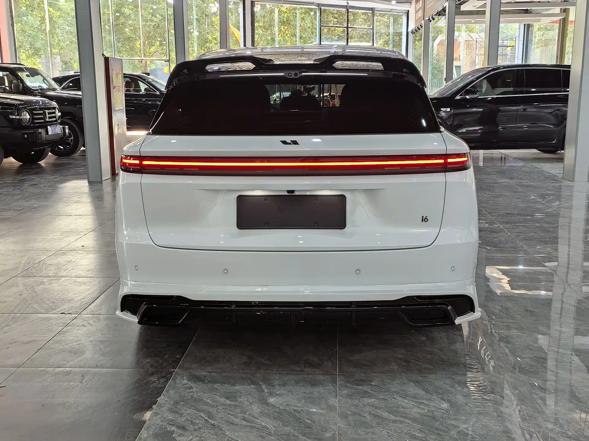 Фото 5 - Li Auto i6