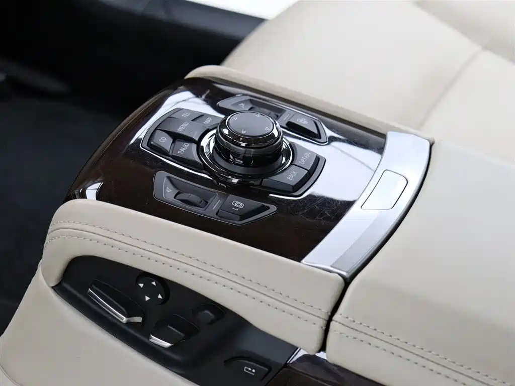 BMW 7 Series 2010 760Li фото 9
