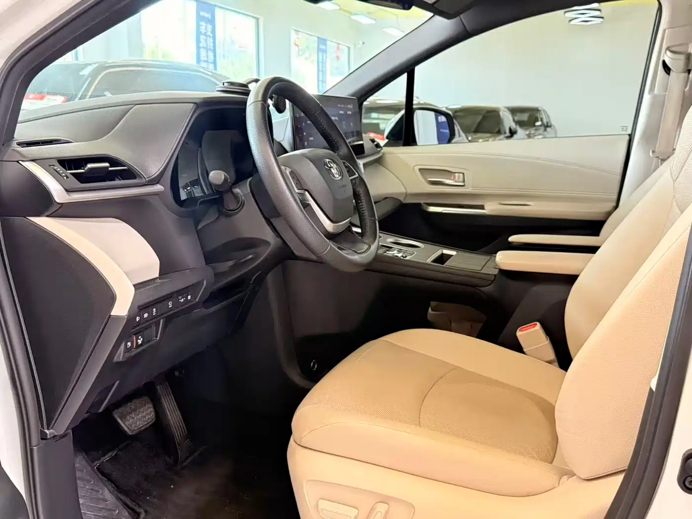 Toyota Granvia 2024 2.5L Hybrid Premium PLUS фото 4