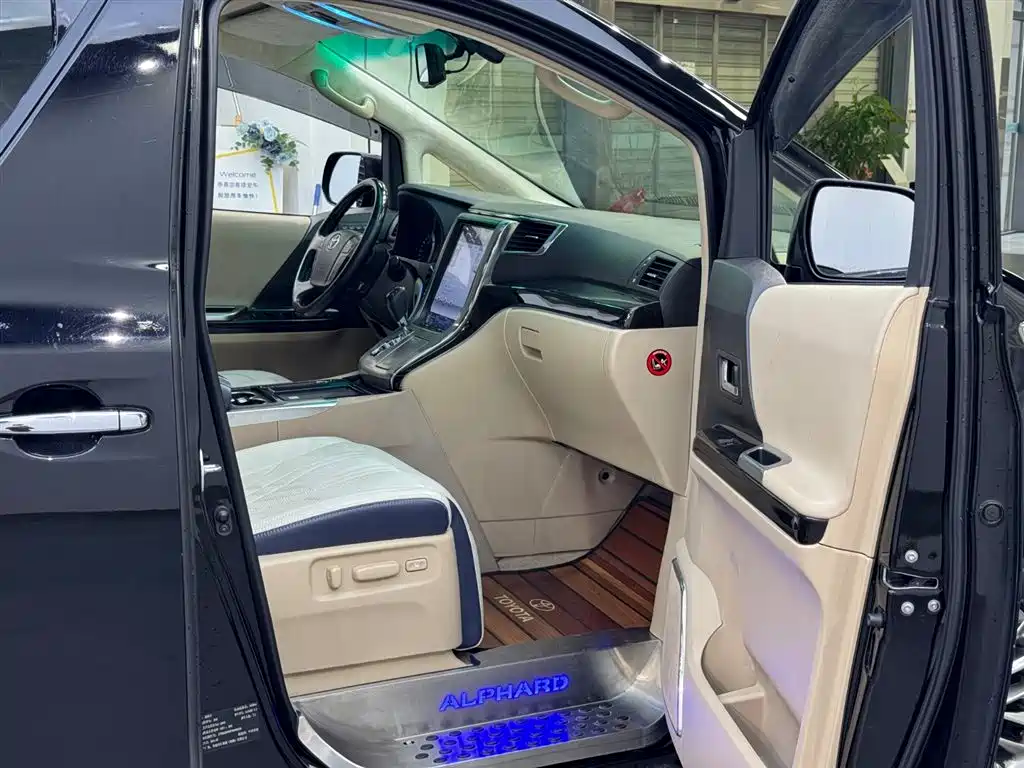 Toyota Alphard фото 8