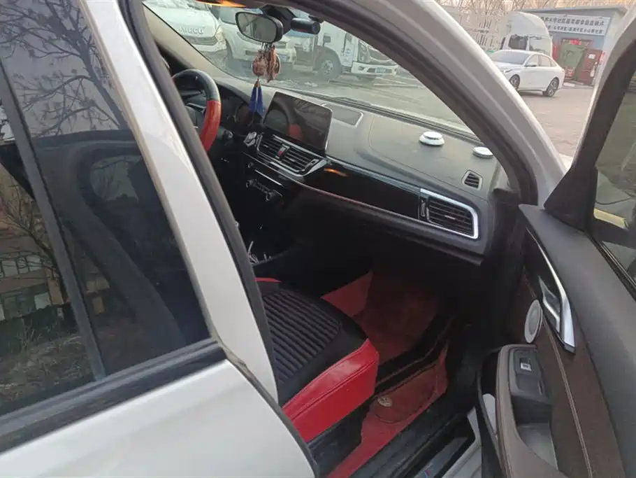 BMW 1 Series 2023 120i M Sport Shadow Edition фото 8