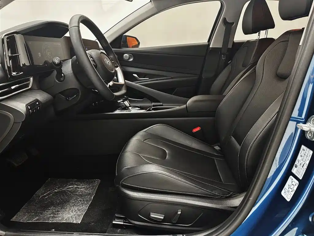 Hyundai Elantra 2021 1.5L CVT LUX Premium Edition фото 19