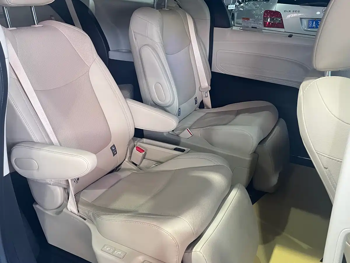Toyota Sienna 2023 2.5L Hybrid Premium Edition фото 9