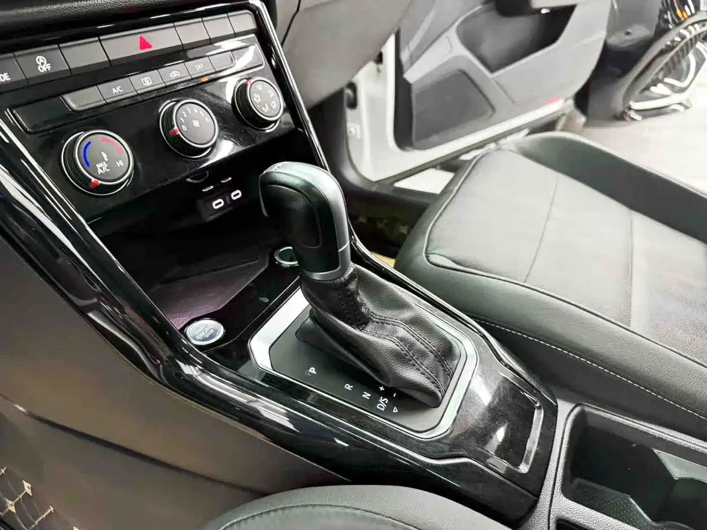 Volkswagen T-ROC 2021 280TSI DSG 2WD Comfort Smart Connect Edition фото 11