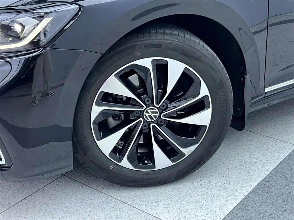 Volkswagen Passat 2023 330TSI Starlight Elite Edition фото 11