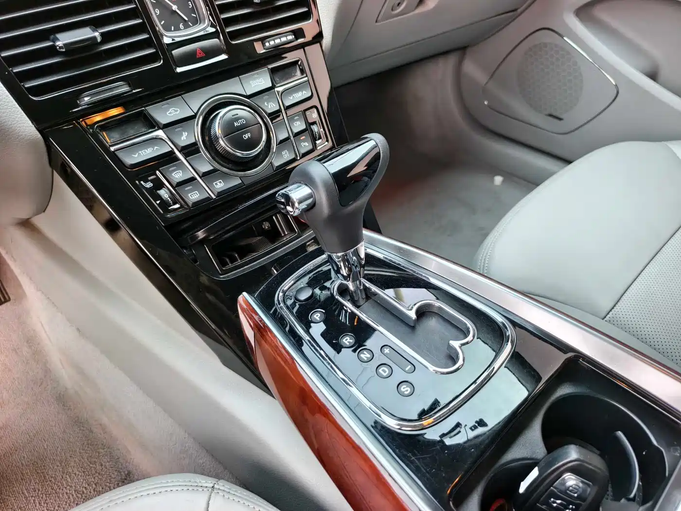 Hongqi H7 фото 6