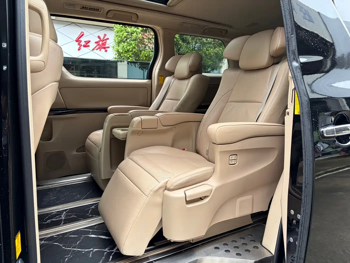 Toyota Alphard 2012 3.5L Luxury Edition фото 9