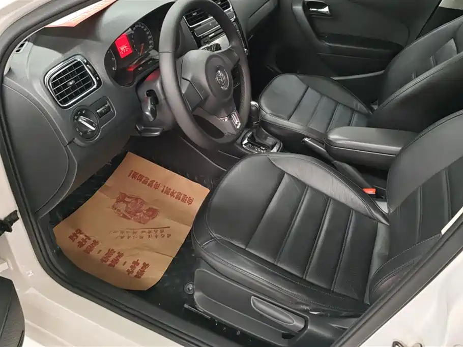 Volkswagen Polo 2013 1.6L Automatic Luxury Edition фото 9