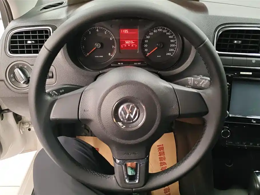 Volkswagen Polo 2013 1.6L Automatic Luxury Edition фото 15
