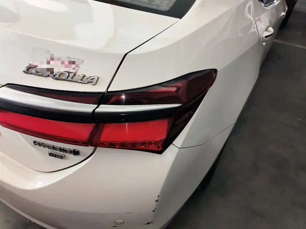 Toyota Corolla 2016 Dual Hybrid 1.8L E-CVT Elite Edition фото 8