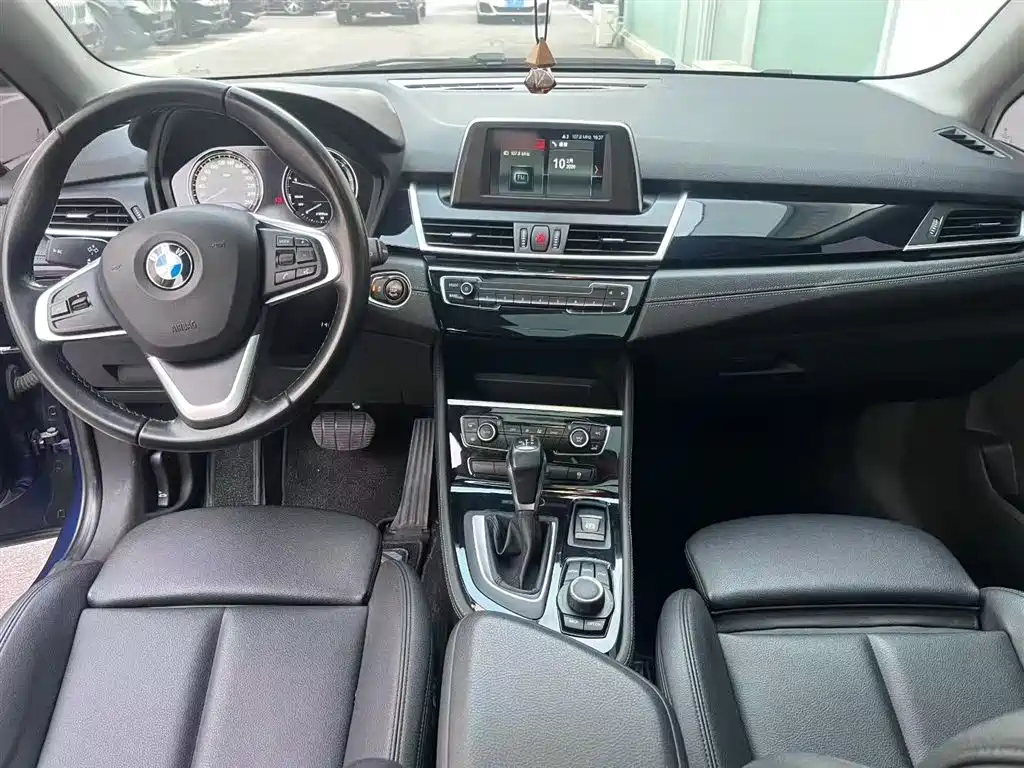 BMW 2 Series Touring 2018 218i M Sport Package фото 8