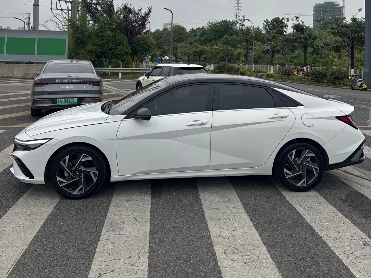 Hyundai Elantra 2023 Model 1.5L CVT LUX Premium Edition фото 3