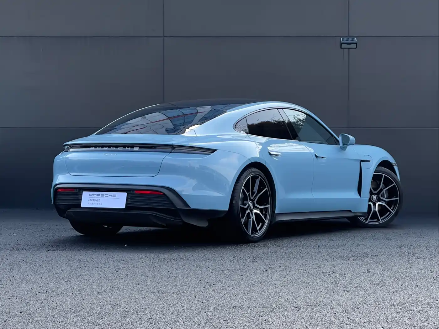 Porsche Taycan фото 2
