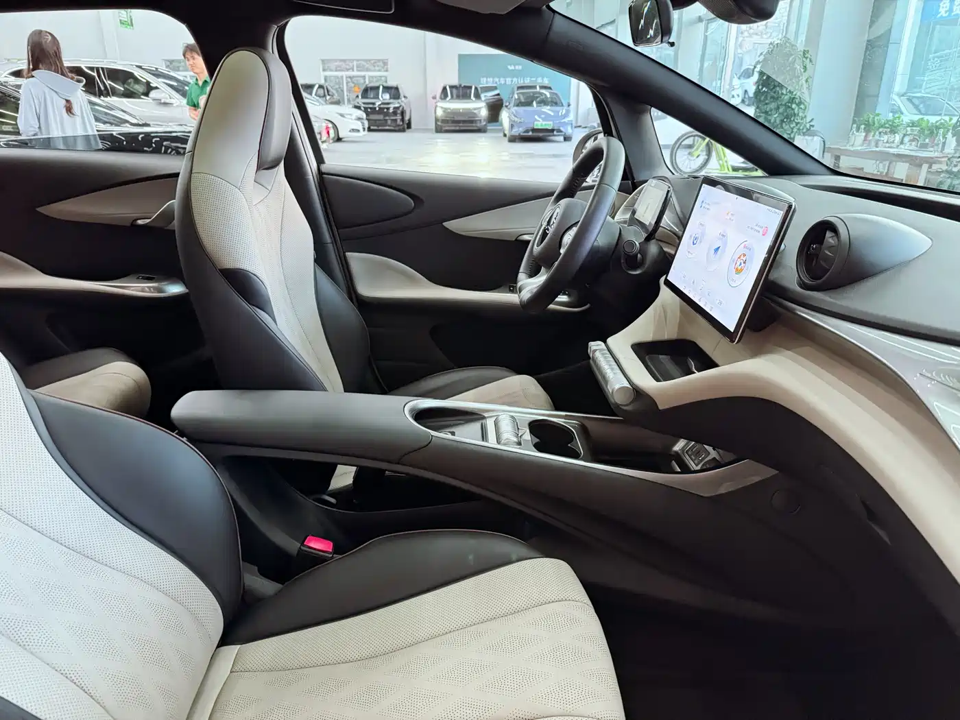 BYD Dolphin 2024 Glory Edition 420km Fashion Edition фото 15