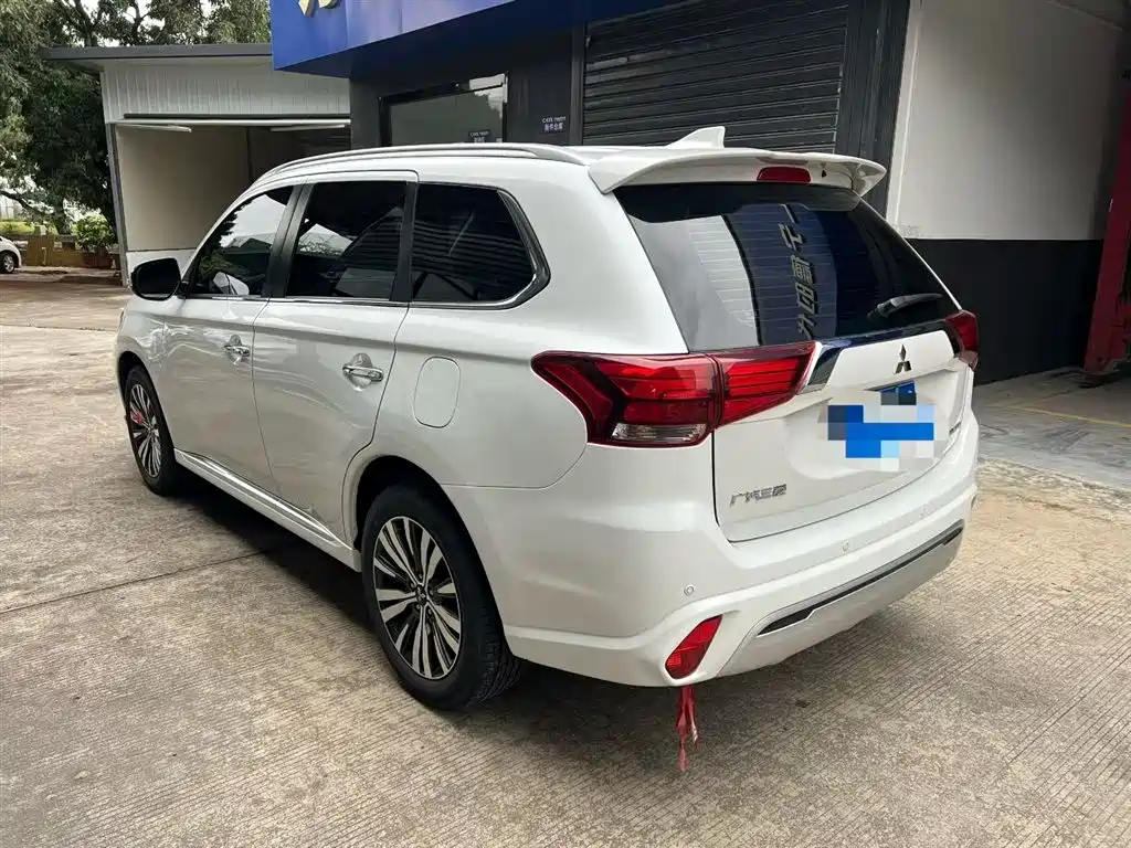 MITSUBISHI OUTLANDER