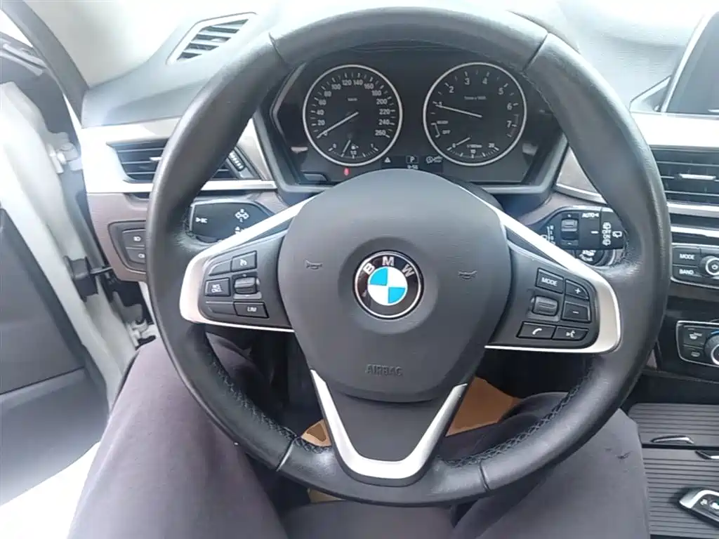 BMW X1 2018 sDrive18Li Premium Model фото 11