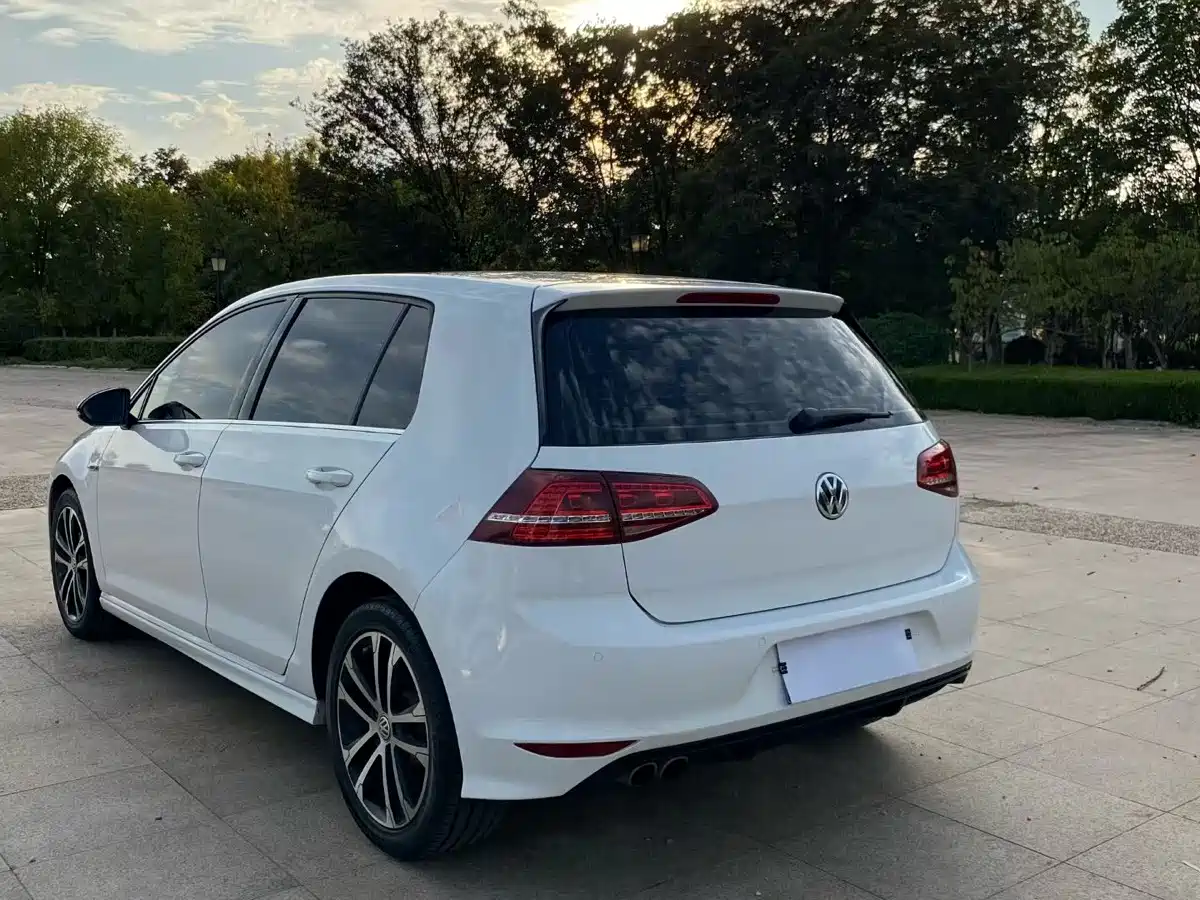 Photo 5 - Volkswagen Golf