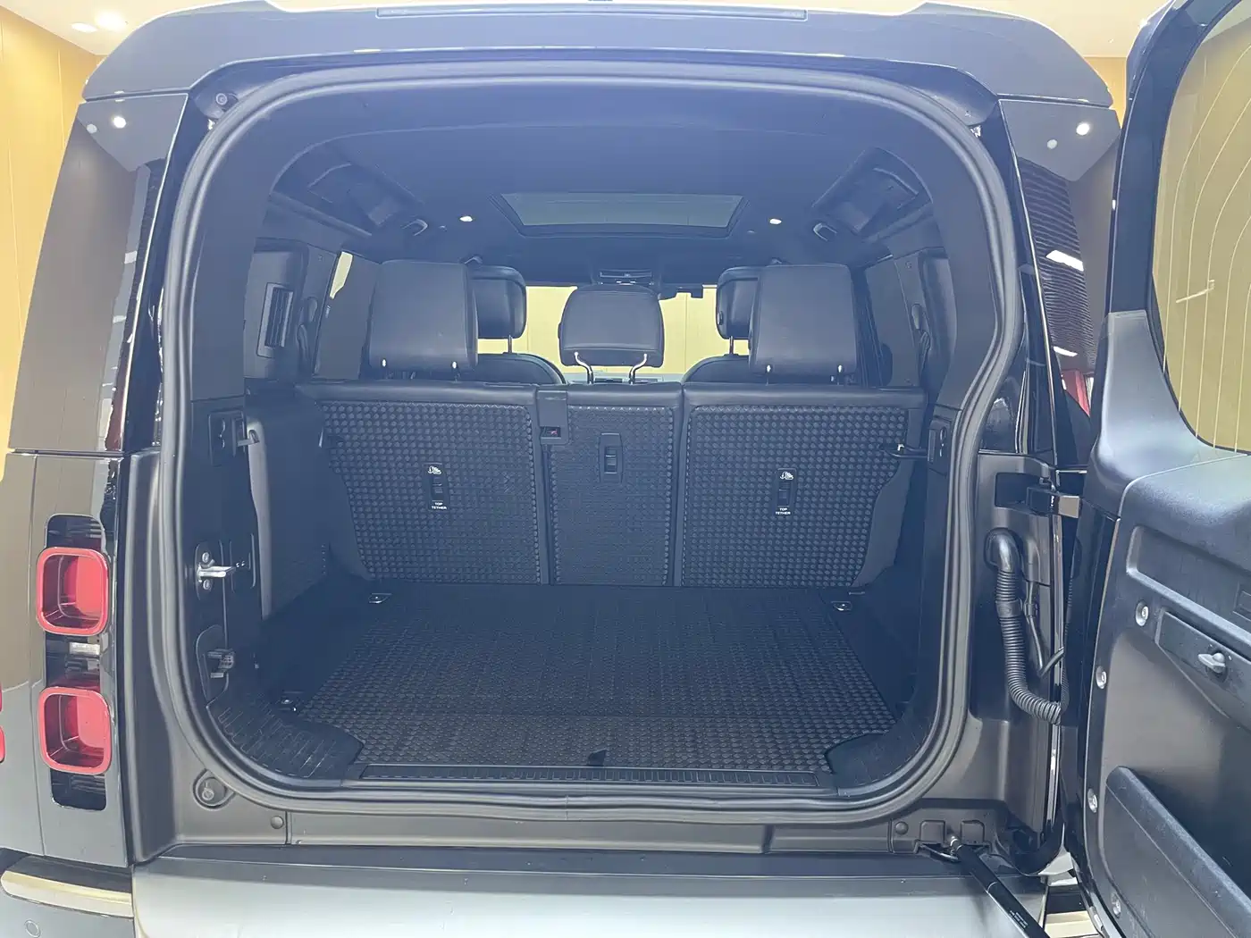 Land Rover Defender 2023 Model 110 3.0T P400 X-DYNAMIC HSE фото 11