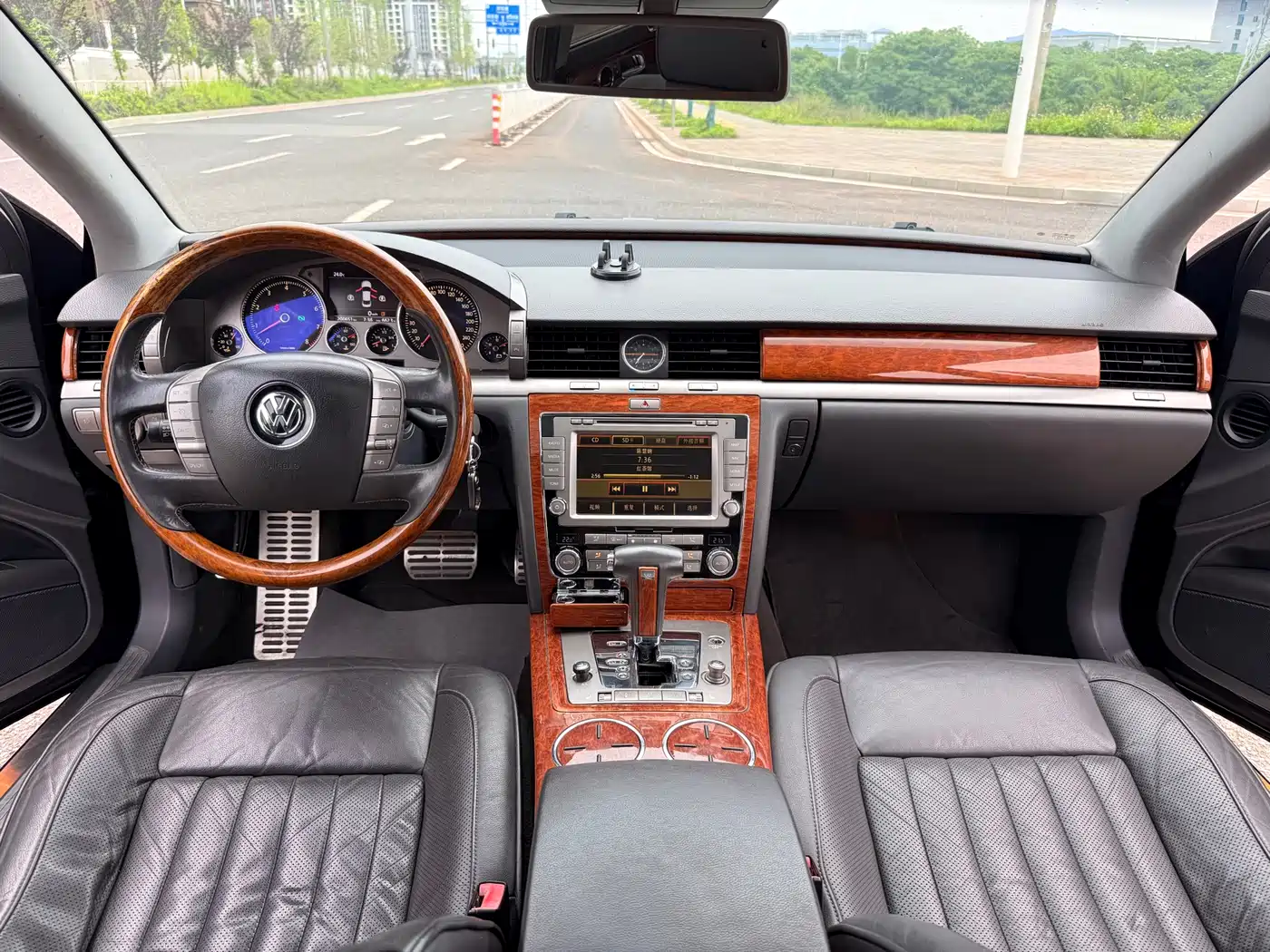 Volkswagen Phaeton 2011 3.6L V6 5-seat Extended Business Edition фото 5
