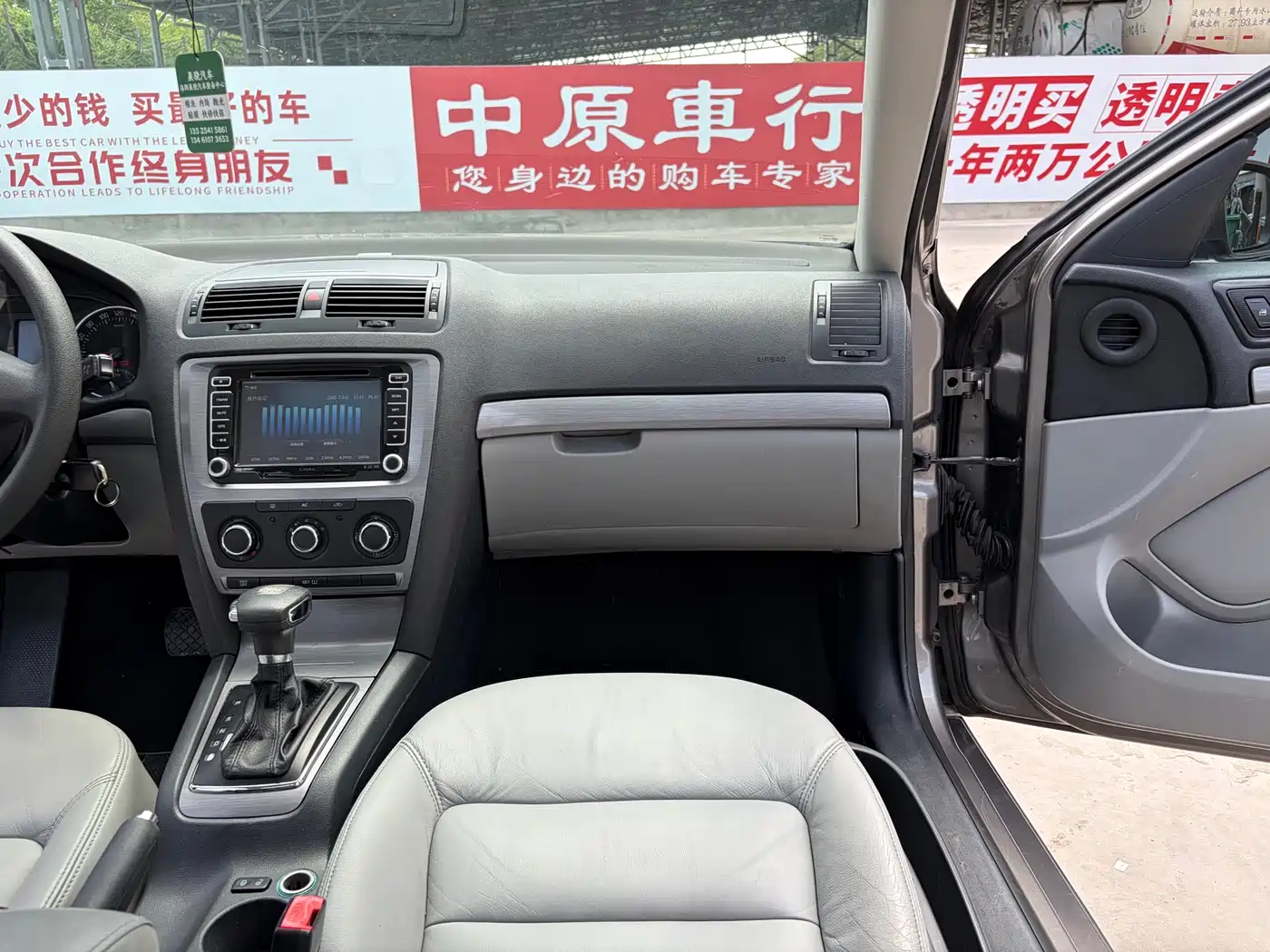 Škoda Octavia 2012 1.4TSI DSG Yijun Edition фото 11
