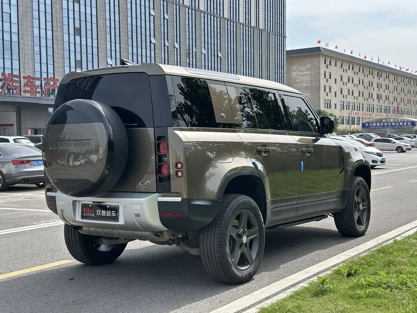 Land Rover Defender 2020 Model 110 P400 HSE фото 6