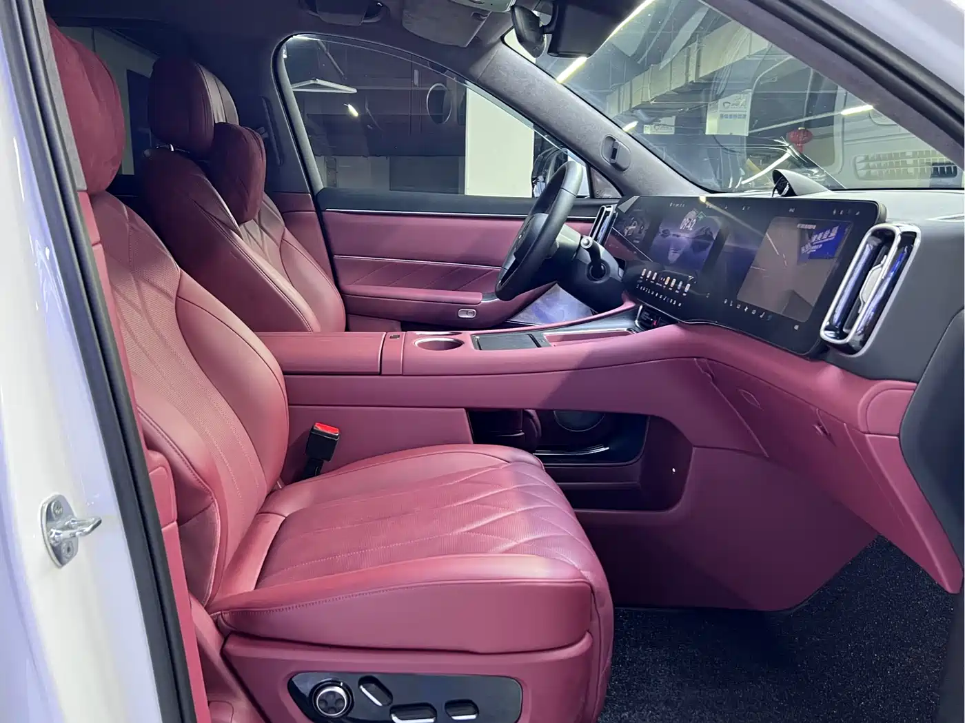 AITO Wenjie AITO M8 2025 Range Extender Max+ Edition 53.4kWh 5-seater фото 4